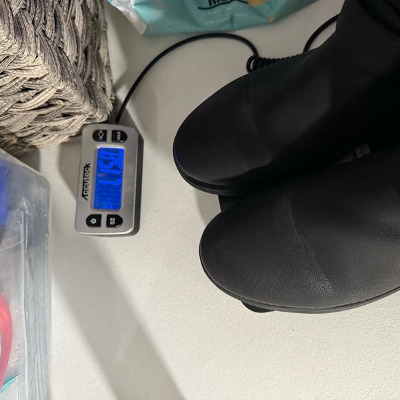 BLACK FAUX LEATHER BOOTS WOMENS 6.5 GOLD ZIPPER RIDING BIKER BUCKLE - Picture 16 of 16